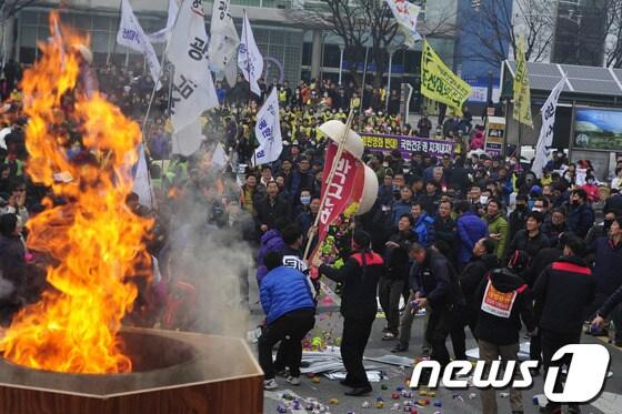 본문 이미지 - 전국민주노동조합총연맹 광주·전남지역본부는 25일 오후 3시 광주역 앞 광장에서 조합원 1500여명이 참석한 가운데 2.25 국민파업대회를 열었다.이들은 행사를 마치고 박근혜 퇴진 박터트리기를 한후 '유신독재'근조 꽃상여를 들고 금남로까지 행진을 벌였다.2014.2.25/뉴스1 © News1 김태성 기자