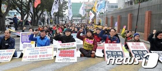 본문 이미지 - 민주노총 제주지역본부는 25일 오후 4시부터 제주시청 도로에서 국민파업 제주지역 결의대회를 가졌다. 이날 결의대회는 경찰서 추산 150여명의 인원이 참석했다. © News1 이상민 기자   