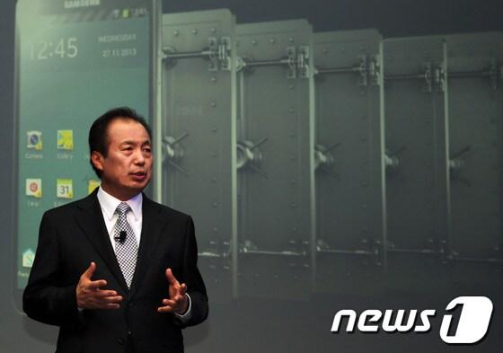 본문 이미지 - 신종균 삼성전자 대표이사 사장이 25일&#40;현지시간&#41; 스페인 바르셀로나에서 열린 MWC 2014에서 녹스 2.0을 소개하고 있다. 녹스는 삼성전자가 독자적으로 개발한 안드로이드 운영체계&#40;OS&#41;기반의 보안 플랫폼으로 지난해 MWC에서 첫 공개 이후 10월 시장에 출시됐다. &#40;삼성전자 제공&#41; 2014.2.26/뉴스1  © News1   