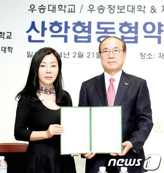 본문 이미지 - 이지원 재미한인미용협회 회장(왼쪽)과 우송정보대학 김홍진 부총장이 인재양성 MOU를 교환하고 있다.© News1 