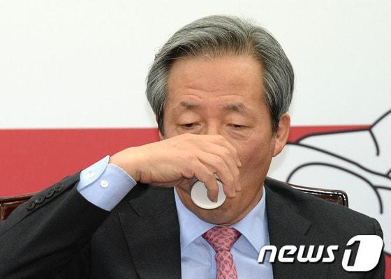 본문 이미지 - 새누리당 정몽준 의원이 26일 오전 서울 여의도 당사에서 열린 최고중진의원·시도당위원장 회의에서 물을 마시고 있다.이날 정 의원은 회의 직후 기자들과 만나 출마선언 시기를 묻는 질문에 