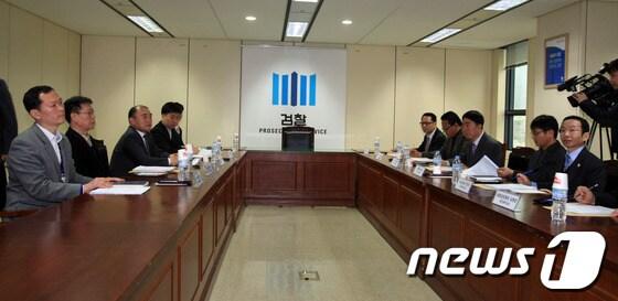 본문 이미지 - 26일 오전 광주지검 5층 회의실에서 허재호 전 대주그룹 회장의 미납한 벌금과 세금을 징수하기 위한 유관기관 합동회의가 열리고 있다. 허 전 회장은 횡령과 조세포탈 등의 혐의로 벌금 254억원, 국세 123억원, 지방세 24억원 등을 내지 않고 2010년 1월22일 뉴질랜드로 출국해 현재 인터폴에 수배된 상태다.2014.2.26/뉴스1 © News1 송대웅 기자