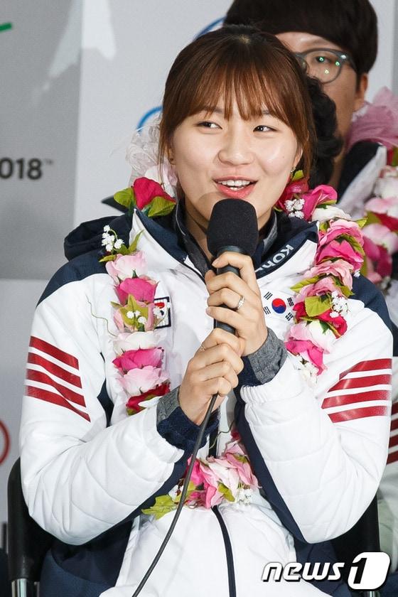 본문 이미지 - 2014 소치 동계올림픽 대표팀 박승희 선수가 25일 오후 인천국제공항을 통해 귀국한 뒤 열린 해단식에서 취재진의 질문에 답하고 있다. 2014.2.15/뉴스1 © News1 