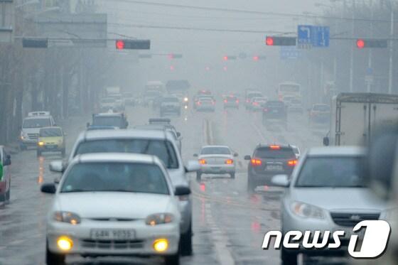 본문 이미지 - 26일 경북 경주 시가지 전체가 희뿌연 미세먼지로 뒤덮혀 있다. 이날 포항시 남구 장흥동의 미세먼지 농도가 354㎍/㎥로 전국에서 최고를 기록했다.2014.2.26/뉴스1 © News1 최창호 기자