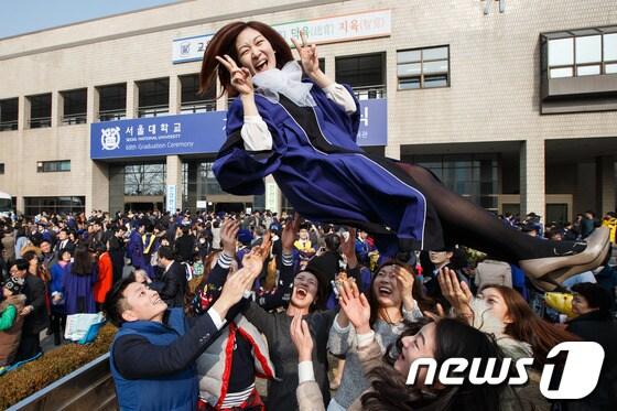본문 이미지 - 서울대학교 제68회 학위수여식이 열린 26일 오후 서울 관악구 서울대 체육관 앞에서 친구들이 졸업생을 헹가래치며 축하하고 있다. © News1 유승관 기자