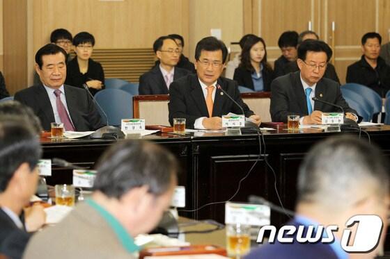 본문 이미지 - 대통령 소속 국민대통합위원회가 26일 충북도청에서 지역간담회를 연 가운데 한광옥 위원장&#40;맨 왼쪽&#41;, 이시종 충북지사&#40;가운데&#41;가 모두발언을 하고 있다.&#40;사진=충북도 제공&#41;© News1  