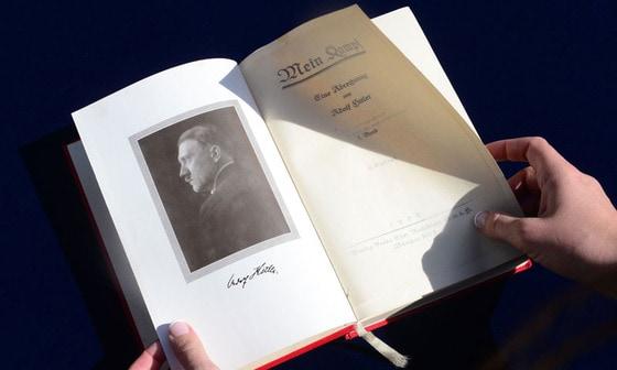 본문 이미지 - 아돌프 히틀러가 직접 서명한 2권짜리 저서 '나의 투쟁(Mein Kampf)'. © AFP=News1