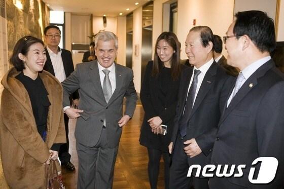 본문 이미지 - 문동신 군산시장과 강태창 군산시의회 의장이 한국지엠 호샤 사장과 면담을 갖고 군산공장의 정상화 대책마련을 요청했다 © News1  