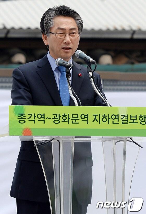 본문 이미지 - 김영종 종로구청장이 27일 오후 서울 청진동 중앙공원에서 열린 종각역-광화문역 지하연결보행로 기공식에서 축사를 하고 있다. 2015년에 완공예정인 지하보행로는 쇼핑몰과 편의시설이 들어설 예정이며 이와 함께 청진구역 지상부에는 전통미를 상징적으로 담아낼 근린공원과 옛 피맛길도 연결된다. 2014.2.27/뉴스1 © News1   손형주 기자