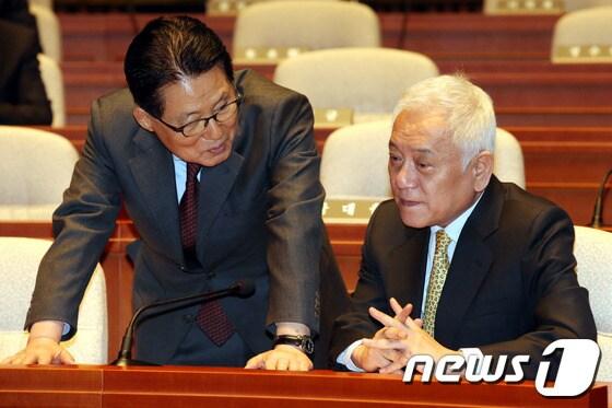 본문 이미지 - 민주당 김한길 대표&#40;오른쪽&#41;와 박지원 의원이 27일 오후 서울 여의도 국회에서 열린 의원총회에 참석해 대화하고 있다.2014.2.27/뉴스1 © News1   이광호 기자