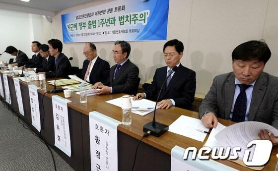 본문 이미지 - 심석태 SBS 보도국 부장이 27일 오후 서울 강남구 역삼동 대한변호사협회에서 열린 법조언론인클럽·대한변협 공동 토론회 &#39;박근혜 정부 출범 1주년과 법치주의&#39;에서 사회를 보고 있다. © News1 안은나 기자