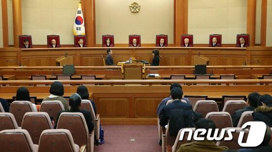 본문 이미지 - 박한철 헌법재판소장과 재판관들이 27일 오후 서울 종로구 헌법재판소에서 통합진보당 정당해산심판청구 사건 관련 헌법소원 사건에 대한 선고를 하려고 대심판정에 자리하고 있다. © News1 오대일 기자