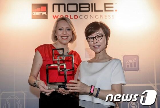 본문 이미지 - 사진은 삼성전자 무선사업부 마케팅팀장 이영희 부사장이 '최고 모바일 제품'을 수상하는 모습. © News1  