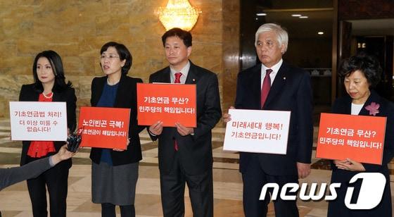 본문 이미지 - 국회 보건복지위원회 소속 새누리당 의원들이 28일 오후 서울 여의도 국회 본관 로텐더홀에서 기초연금법안 처리를 촉구하는 피켓을 들고 있다. 왼쪽부터 문정림, 김현숙, 김명연, 김정록, 신경림 의원. 2014.2.28/뉴스1 © News1   허경 기자