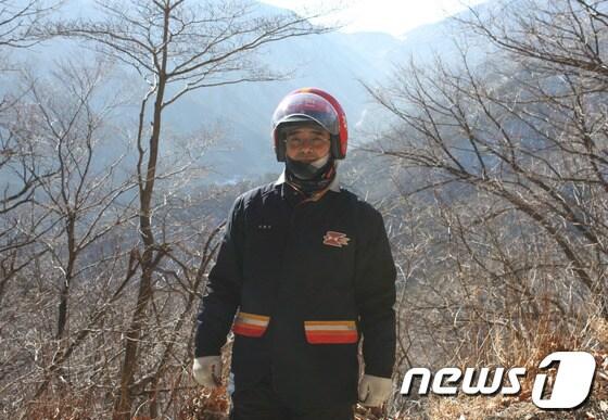 본문 이미지 - 강릉시 연곡면 부연마을 우편물 배달을 담당하는 주문진 우체국 이완수 집배원.&#40;강원지방우정청 제공&#41; © News1 권혜민 기자  