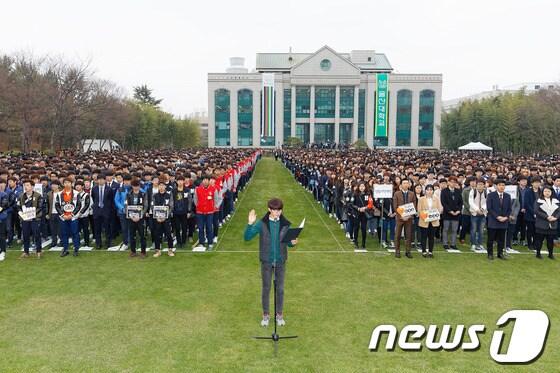 본문 이미지 - 울산대학교가 2월 28일 오전 10시 30분 교내 중앙정원에서 신입생과 학부모 등 5000여 명이 참석한 가운데 2014학년도 신입생 입학식을 가졌다. 그림은 경영학부에 입학한 김동환(19․울산 성신고 졸) 군이 신입생을 대표해 입학선서를 하고 있는 모습. (울산대학교 제공) © News1  