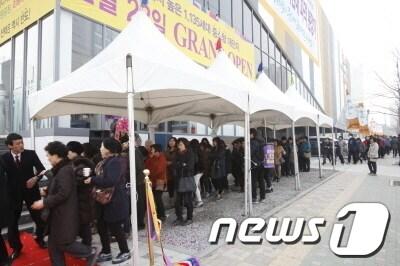 본문 이미지 - '동탄2신도시 반도유보라 아이비파크3.0' 모델하우스 앞에 입장을 기다리는 방문객들로 대기줄이 길게 이어졌다.© News1 