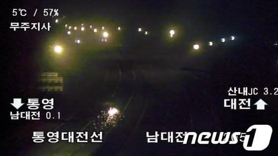 본문 이미지 - 28일 대전통영 간 고속도로 &#40;통영방향&#41;에서 술에 취한 임모씨&#40;58&#41;의 트럭이 고무타이어와 휠이 분리된 채 달리면서 불꽃이 일고 있다. © News1  