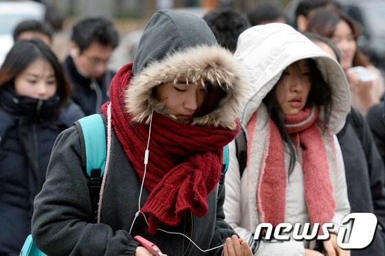 본문 이미지 - 기상청은 절기상 입춘인 4일 전국 대부분 지방에 한파특보를 발효했다고 3일 밝혔다. /뉴스1© News1 민경석 기자
