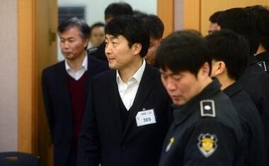 본문 이미지 - 통합진보당 이석기 의원 등에 대한 내란음모 피의 사건 결심 공판일인 3일 이석기 의원이 수원지방법원 법정에 들어서고 있다. 2014.2.3/뉴스1  © News1   사진공동취재단