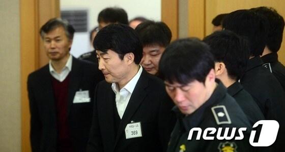 본문 이미지 - 이석기 통합진보당 의원 등에 대한 내란음모 사건 결심 공판일인 지난 3일 이 의원이 수원지방법원 법정에 들어서고 있다. © News1 사진공동취재단