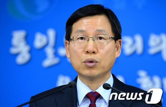 본문 이미지 - 김의도 통일부 대변인이 3일 오전 종로구 세종로 정부서울청사에서 정례브리핑을 하고 있다. 김 대변인은 설 계기 이산가족상봉과 관련해 