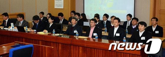 본문 이미지 - 3일 오전 경기 수원시 영통구 원천동 수원지방법원에서 열린 이석기 통합진보당 의원 등의 '내란음모' 사건 결심공판에서 이 의원을 비롯한 피고인들이 재판을 받고 있다. © News1 사진공동취재단 