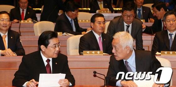 본문 이미지 - 민주당 김한길 대표와 전병헌 원내대표가 3일 오후 서울 여의도 국회에서 열린 의원총회에서 굳은 얼굴로 대화를 나누고 있다. 2014.2.3/뉴스1 © News1   오대일 기자