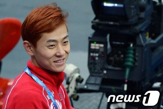 본문 이미지 - 러시아 대표 선수로 출전하는 &#39;쇼트트랙 황제&#39; 안현수&#40;29·러시아명 빅토르 안&#41;가 지난 3일&#40;현지시간&#41; 아이스버그 스케이팅 팔라스 경기장에서 훈련 전 코칭스텝과 대화를 나누고 있다. 2014.2.3/뉴스1 © News1   &#40;소치&#40;러시아&#41;=뉴스1&#41; 이동원 기자 