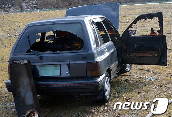 본문 이미지 - 홍천경찰서는 3일 오후 2시 5분께 홍천군 남면 유목정리의 한 공터에 주차된 차량 운전석에서 불에 타 숨져 있는 김모씨&#40;81·경기 안양&#41;를 발견했다고 밝혔다.&#40;홍천소방서 제공&#41;© News1  이예지 기자 