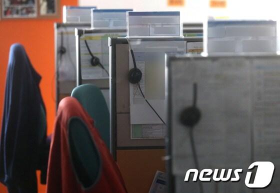 본문 이미지 - 카드사 정보유출 후속 조치로 금융사 텔레마케팅(TM)이 영업 제한된 가운데 3일 오후 서울의 한 텔레마케팅 사무실이 텅 비어 있다. 3일 금융권에 따르면 텔레마케팅업체를 대변하는 한국컨택센터협회는 이달 6일 금융감독원 앞에서 전화영업 중지 조치에 항의하는 시위를 개최하겠다고 집회 신고를 했다. 금융위는 이달 중 텔레마케터 등을 위한 보완대책을 마련할 계획이라고 밝혔다. 2014.2.3 머니투데이/뉴스1 © News1   (서울=뉴스1)