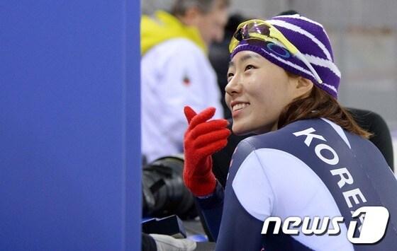 본문 이미지 - &#39;빙속여제&#39; 이상화가 3일&#40;현지시간&#41; 러시아 소치 아들러 아레나 스케이팅 센터&#40;스피드스케이팅&#41;에서 코칭스텝과 대화를 나누고 있다.2014.2.3/뉴스1 © News1 &#40;소치&#40;러시아&#41;=뉴스1&#41; 이동원 기자 