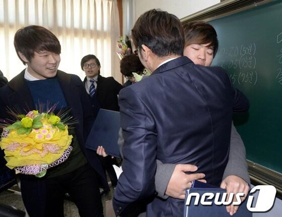 본문 이미지 - 서울의 한 고등학교 교실에서 졸업식을 마친 학생들이 선생님과 작별 인사를 나누고 있다. / 뉴스1 © News1 안은나 기자