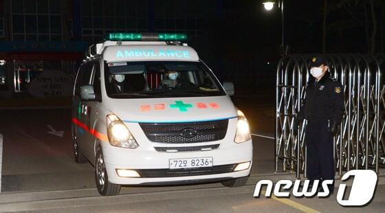 본문 이미지 - 노무현 정부 때 정·관계 금품 로비를 벌인 혐의로 징역을 선고받고 복역한 박연차 전 태광실업 회장이 형기를 마치고 5일 자정 경기 화성직업훈련교도소에서 출소했다. © News1 양동욱 기자