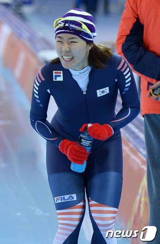 본문 이미지 - '빙속여제' 이상화가 4일(현지시간) 러시아 소치 아들러 아레나 스케이팅 센터에서 훈련을 갖고 있다.2014.2.5/뉴스1 © News1   (소치(러시아)=뉴스1) 이동원 기자