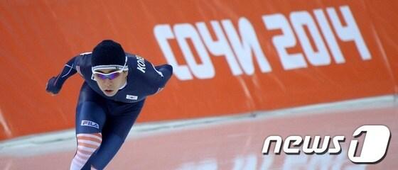 본문 이미지 - 한국빙상의 간판 이승훈이 4일&#40;현지시간&#41; 러시아 소치 아들러 아레나 스케이팅 센터에서 훈련을 갖고 있다.2014.2.5뉴스1 © News1   &#40;소치&#40;러시아&#41;=뉴스1&#41; 이동원 기자