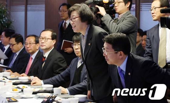 본문 이미지 - 윤진숙 해양수산부 장관과 김석균 해양경찰청장이 5일 오전 서울 여의도 국회 의원회관에서 열린 &#39;여수 기름유출&#39; 관련 새누리당 제4정조위와 해양수산부의 당정협의에서 의원들과 인사를 나누고 있다. 이날 당정은 피해 어민들에 대한 피해보상책 마련과 재발방지를 위한 시스템 구축 등을 집중 논의한다. 2014.2.5/뉴스1 © News1   송원영 기자