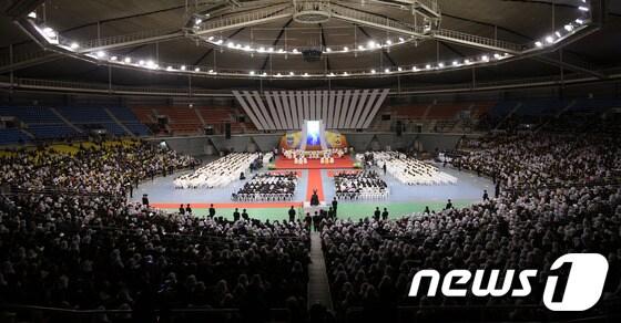 본문 이미지 - 5일 오후 서울 송파구 방이동 올림픽공원 체조경기장에서 염수정 추기경 주례로 천주교 서울대교구 유경촌(세례명 티모테오·51)주교와 정순택(베드로·52)주교에 대한 주교서품식이 열리고 있다.  2014.2.5/뉴스1 © News1   한재호 기자