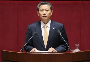 본문 이미지 - 김선동 통합진보당 원내수석부대표가 6일 서울 여의도 국회 본회의장에서 비교섭단체 대표연설을 하고 있다. 2014.2.6/뉴스1 © News1 송원영 기자