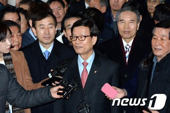 본문 이미지 - 1심에서 당선무효형을 받은 뒤 항소심에서 무죄판결을 받은 윤진식 새누리당 의원(충주)이 6일 지지자들과 함께 서울고동법원을 나서고 있다../뉴스1© News1 정회성 기자