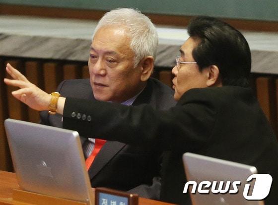 본문 이미지 - 김한길 민주당 대표와 전병헌 원내대표가 6일 서울 여의도 국회 본회의장에서 열린 정치 분야 대정부질문에서 대화를 하고 있다. 2014.2.6/뉴스1 © News1 송원영 기자