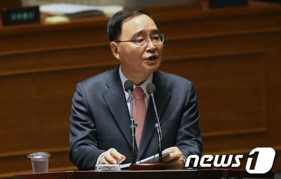 본문 이미지 - 정홍원 국무총리가 6일 서울 여의도 국회 본회의장에서 열린 정치 분야 대정부질문에서 의원들의 질의에 답변하고 있다. 2014.2.6/뉴스1 © News1 송원영 기자