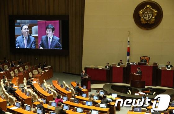 본문 이미지 - 정홍원 국무총리가 6일 서울 여의도 국회 본회의장에서 열린 정치 분야 대정부질문에서 김진표 민주당 의원의 질의에 답변하고 있다. 2014.2.6/뉴스1 © News1   송원영 기자