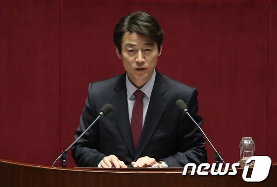 본문 이미지 - 송호창 무소속 의원이 6일 서울 여의도 국회 본회의장에서 열린 정치 분야 대정부질문에서 발언을 하고 있다. 2014.2.6/뉴스1 © News1   송원영 기자