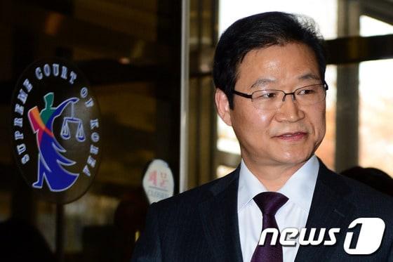 본문 이미지 - 국가정보원 대선개입 의혹 수사를 은폐한 혐의로 기소된 김용판 전 서울지방경찰청장이 6일 오후 열린 선고공판에서 무죄판결을 받은 뒤 서울 서초동 서울중앙지방법원을 나서고 있다. © News1 정회성 기자