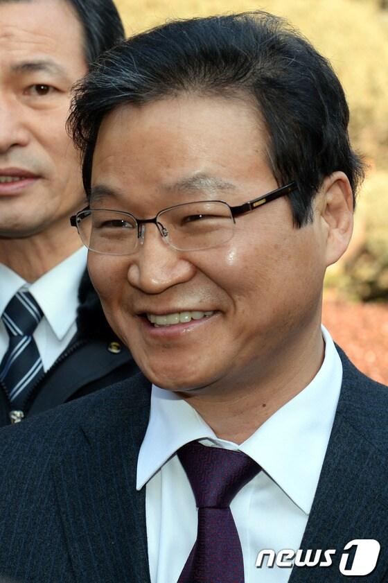 본문 이미지 - 국가정보원 대선 개입 의혹 수사를 은폐한 혐의로 기소된 김용판 전 서울경찰청장이 6일 오후 열린 선고공판에서 무죄판결을 받은 뒤 서울 서초동 서울중앙지방법원을 나서고 있다.재판부는 이날 검찰이 김 전 청장에 대한 공소사실에 충분히 입증하지 못했다고 판단했다. 김 전 청장은 18대 대선을 앞둔 2012년 12월, 국정원의 선거 개입 단서를 발견했다는 보고를 받고도 이를 제외한 채 허위로 중간 수사결과를 발표하도록 지시한 혐의로 기소됐다. 2014.2.6/뉴스1 © News1   정회성 기자