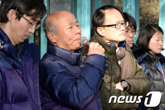 본문 이미지 - 박석운 한국진보연대 공동대표(왼쪽 두번째)가 6일 오후 서울 서초동 서울중앙지방법원 앞에서 김용판 전 서울경찰청장 무죄판결에 항의하는 기자회견을 열고 있다.서울중앙지법은 이날 국가정보원 대선 개입 의혹 수사를 은폐한 혐의로 기소된 김 전 청장에 대해 검찰이 김 전 청장에 대한 공소사실에 충분히 입증하지 못했다고 판단, 무죄판결을 내렸다. 2014.2.6/뉴스1 © News1   정회성 기자