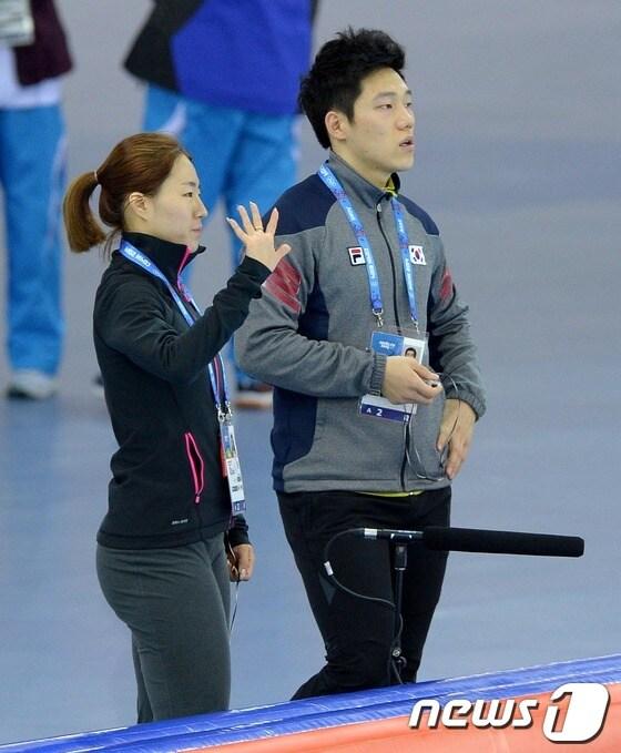 본문 이미지 - 한국 빙상의 간판 이상화와 모태범.© News1   (소치(러시아)=뉴스1) 이동원 기자