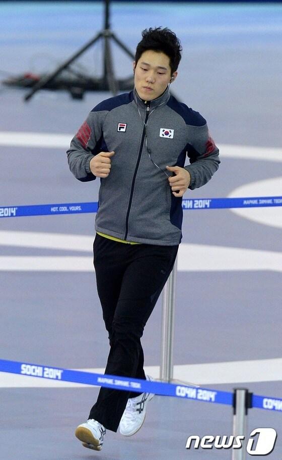 본문 이미지 - 한국 빙상의 간판 모태범이 6일&#40;현지시간&#41; 러시아 소치 아들러 아레나 스케이팅 센터에서 러닝훈련을 하고 있다.2014.2.6/뉴스1 © News1 &#40;소치&#40;러시아&#41;=뉴스1&#41; 이동원 기자