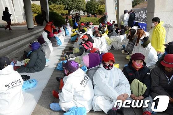 본문 이미지 - 전남 여수 낙포각 GS칼텍스 원유2부두 기름 유출사고 수습대책협의회 제1차 회의가 열린 6일 여수지방해양항만청 앞에서 신덕마을 주민들이 피해보상을 요구하며 농성을 벌이고 있다. 2014.2.6/뉴스1 © News1 김상렬 기자